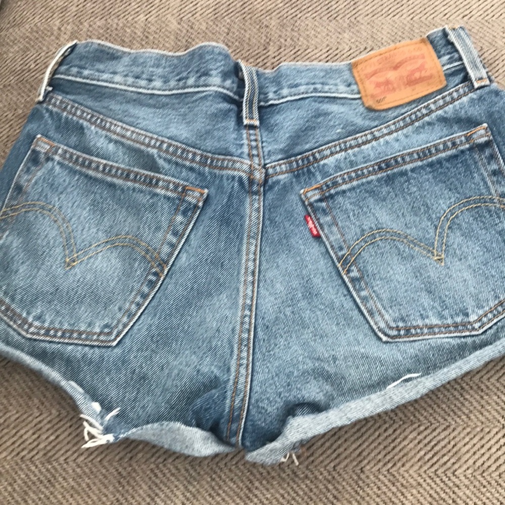 Cut off Levi shorts